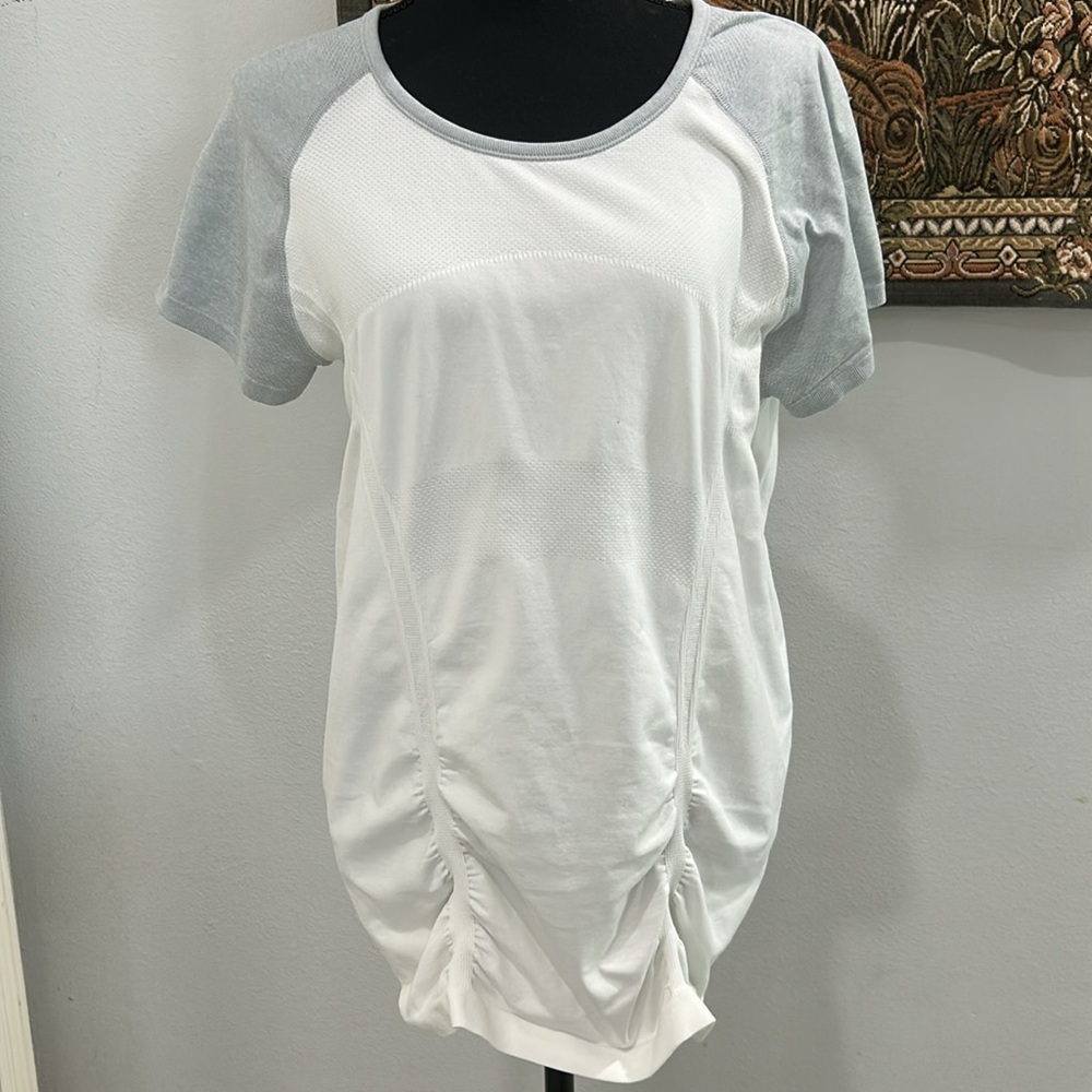 Athleta Fast Track Short Sleeve White Grey Ruched Tee. Size XL